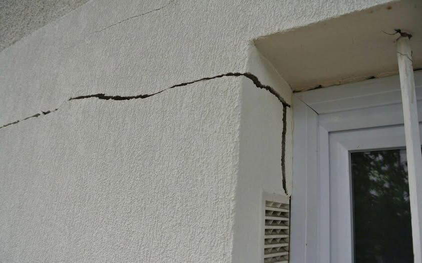 Fissure sur façade de maison